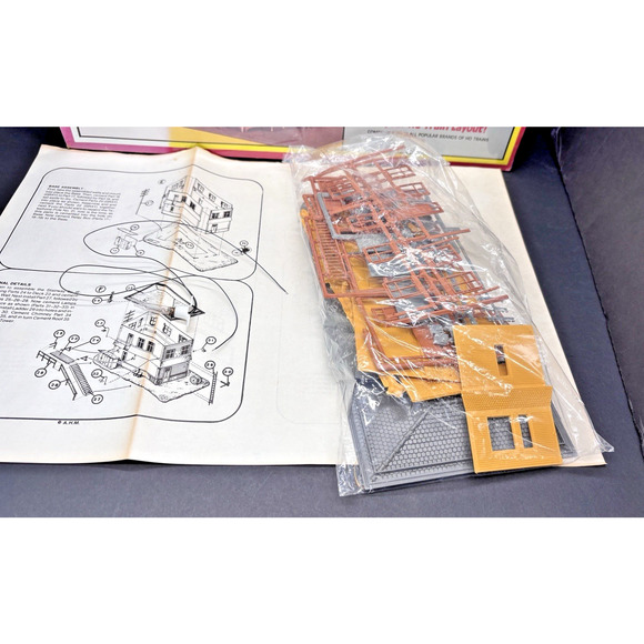 AHM Kit Interlocking Tower Building HO Scale Train Layout #15602 Lighted - Picture 7 of 16